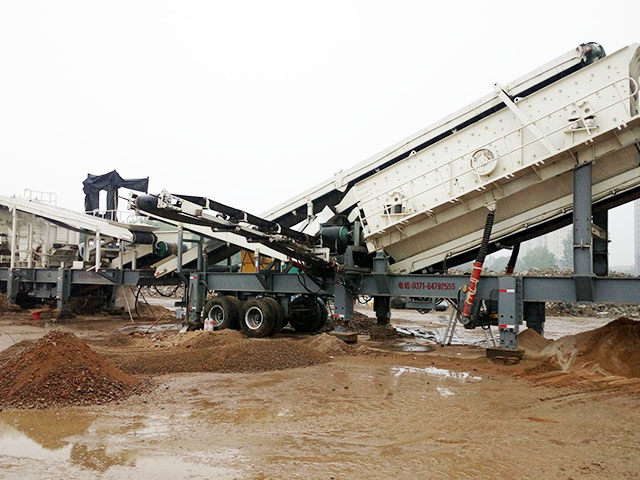 河北秦皇島移動(dòng)破碎機(jī)破碎建筑垃圾現(xiàn)場(chǎng)