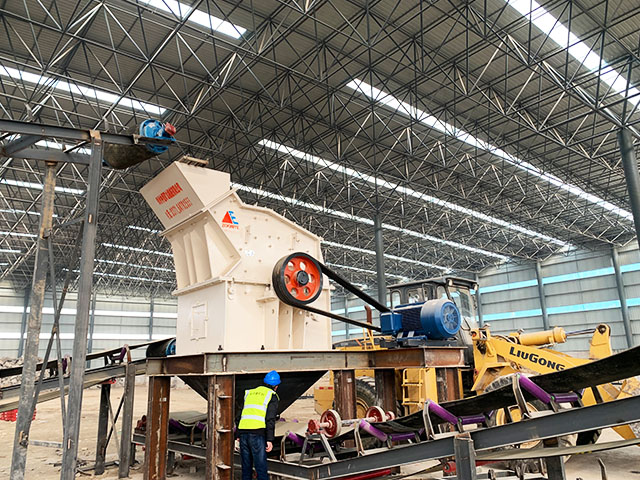 開(kāi)封大型固定式石料、混凝土生產(chǎn)線(xiàn)安裝調(diào)試現(xiàn)場(chǎng)