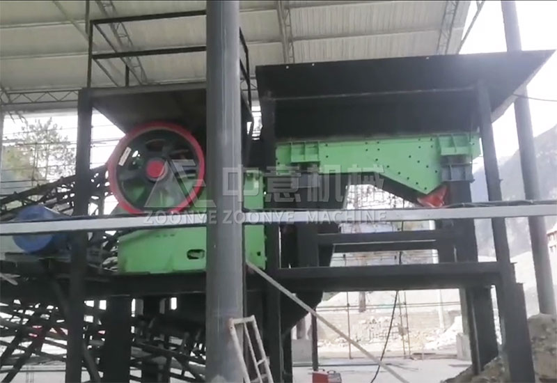 顎式破碎機+鏈板給料機 裝修垃圾處理生產(chǎn)線現(xiàn)場-棒條弛張篩